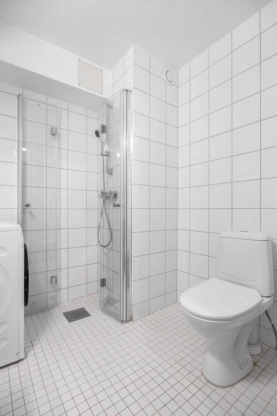 Opplegg for vaskemaskin på badet. Flislagte overflater med varme i gulvet. Galleribilde