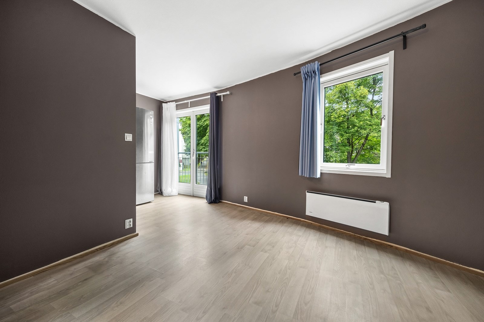 Overflatene er holdt i lune, moderne farger, og gulvet er belagt med laminat. Galleribilde
