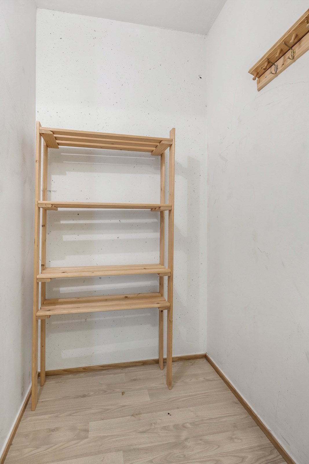 Leiligheten disponerer både en innvendig bod og en ekstern bod i kjelleren. Galleribilde