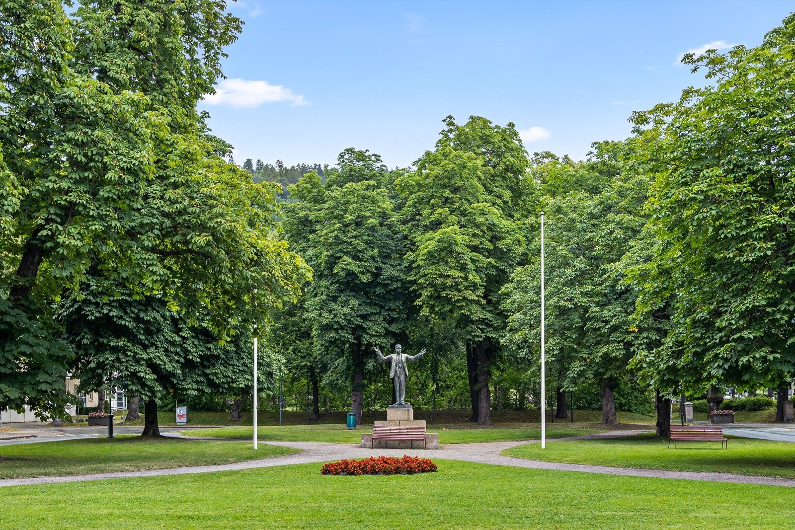 Det grønne området rett utenfor leiligheten fungerer som en liten bypark mellom Torget Vest, Drammenselva og kirkegården. Galleribilde