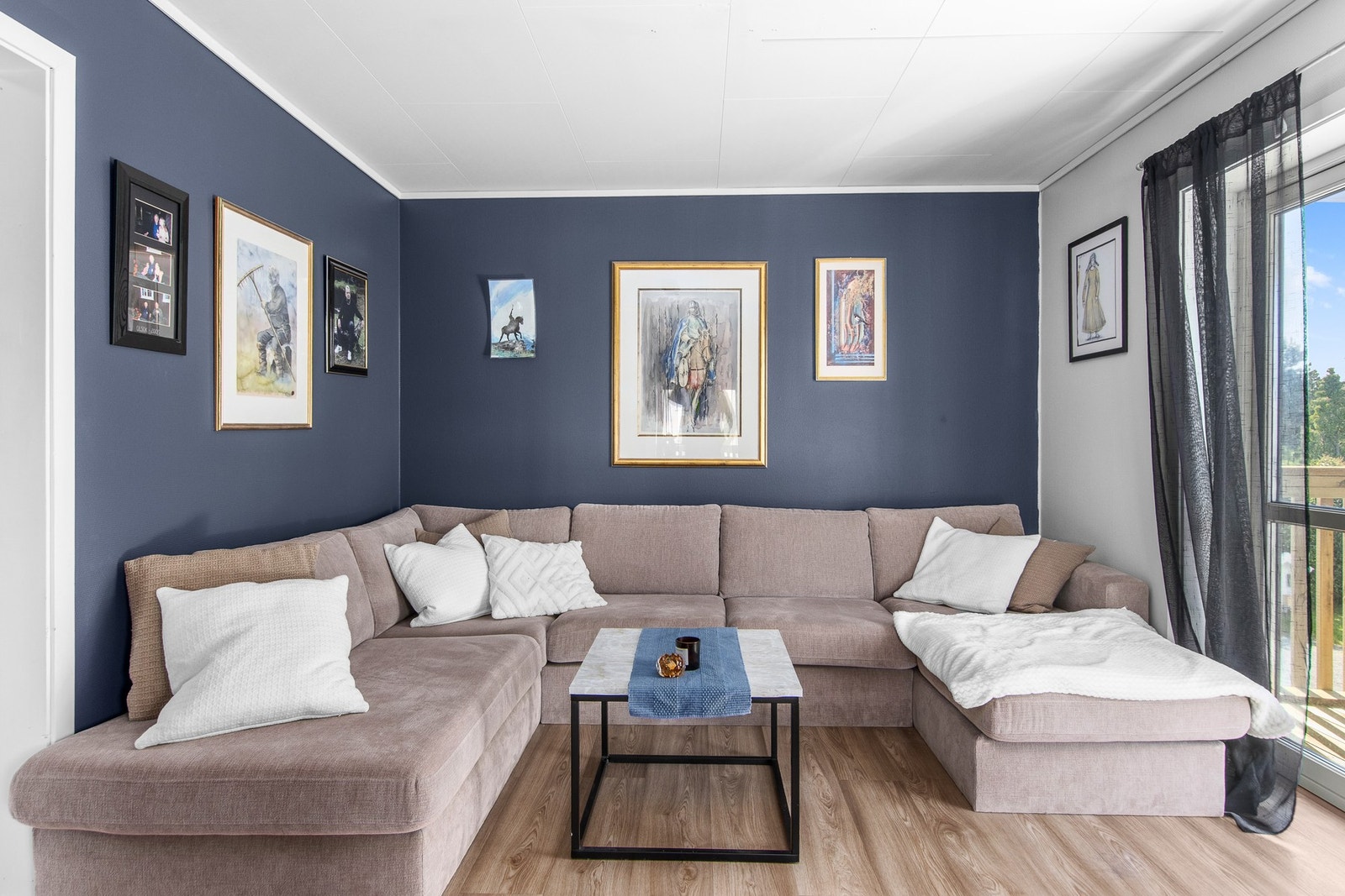 Stue med god plass til møblering. Galleribilde