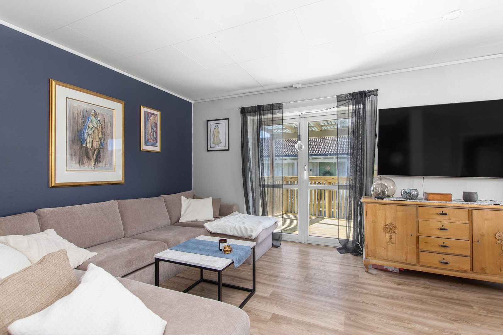 Stue med utgang til veranda. Galleribilde