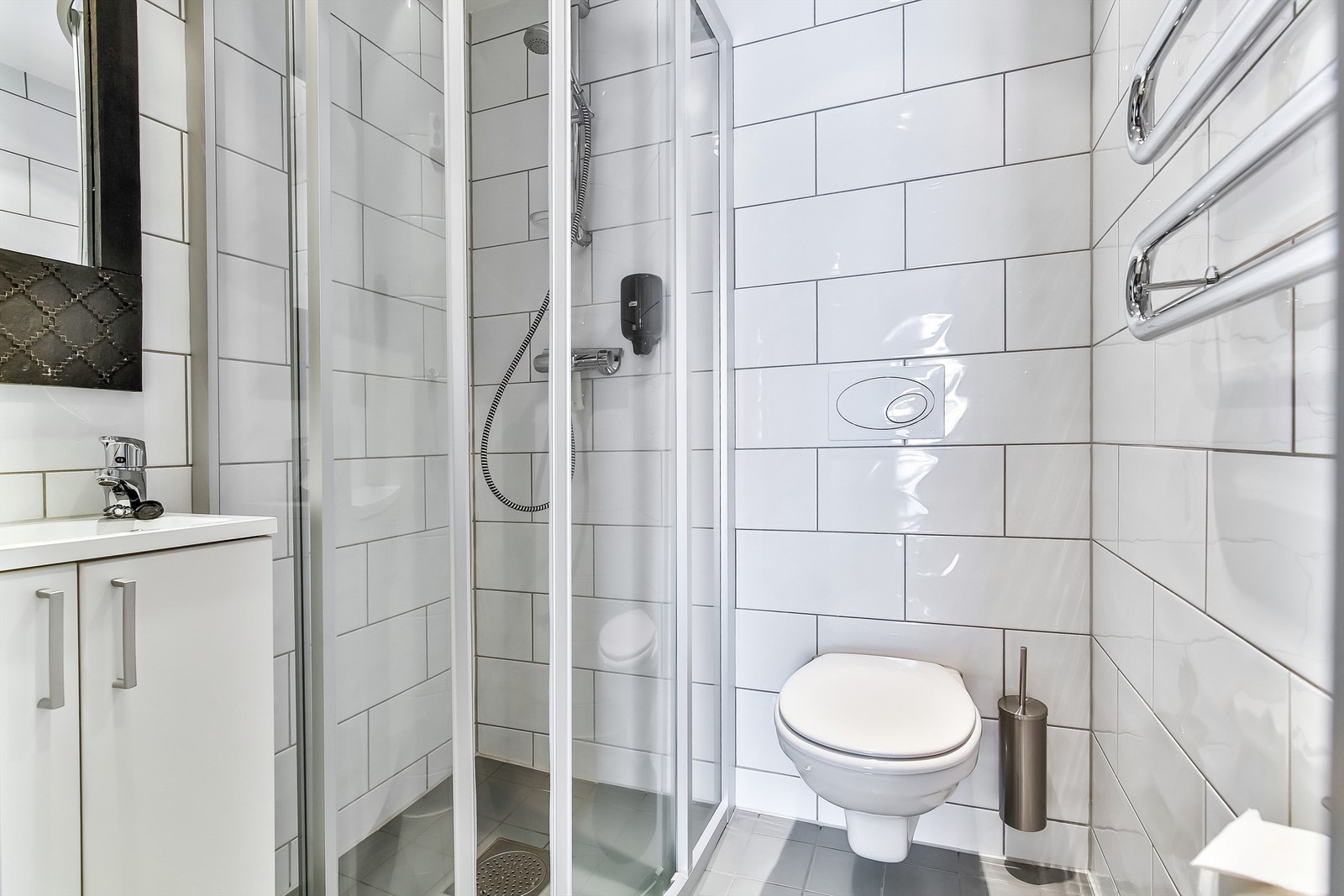Lekkert, flislagt bad-wc Galleribilde