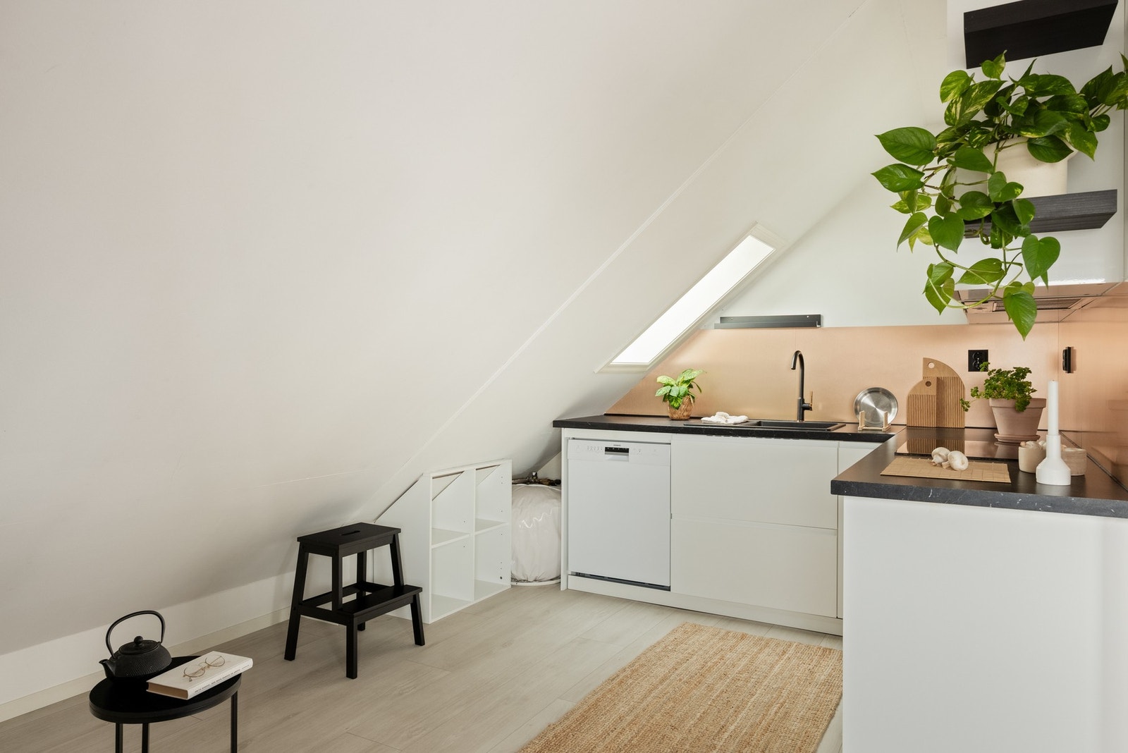 Det har moderne, slette fronter og laminat benkeplate som gir et stilrent uttrykk. Galleribilde