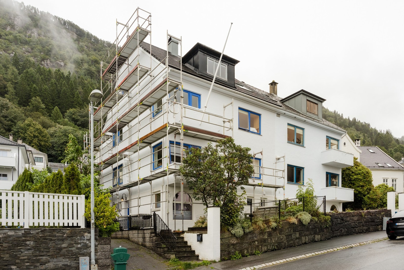 Fasaden er nylig ferdig reparert og stilaset skal fjernes. Galleribilde