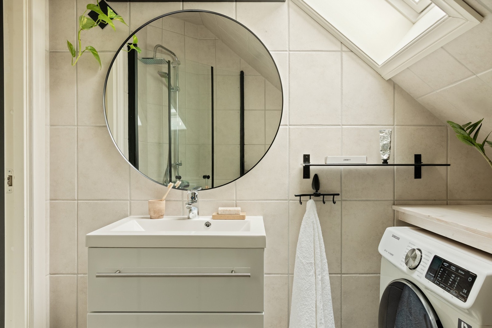 Badet måles til 2,9 kvm. og er helfliset med varmekabler i gulvet. Galleribilde