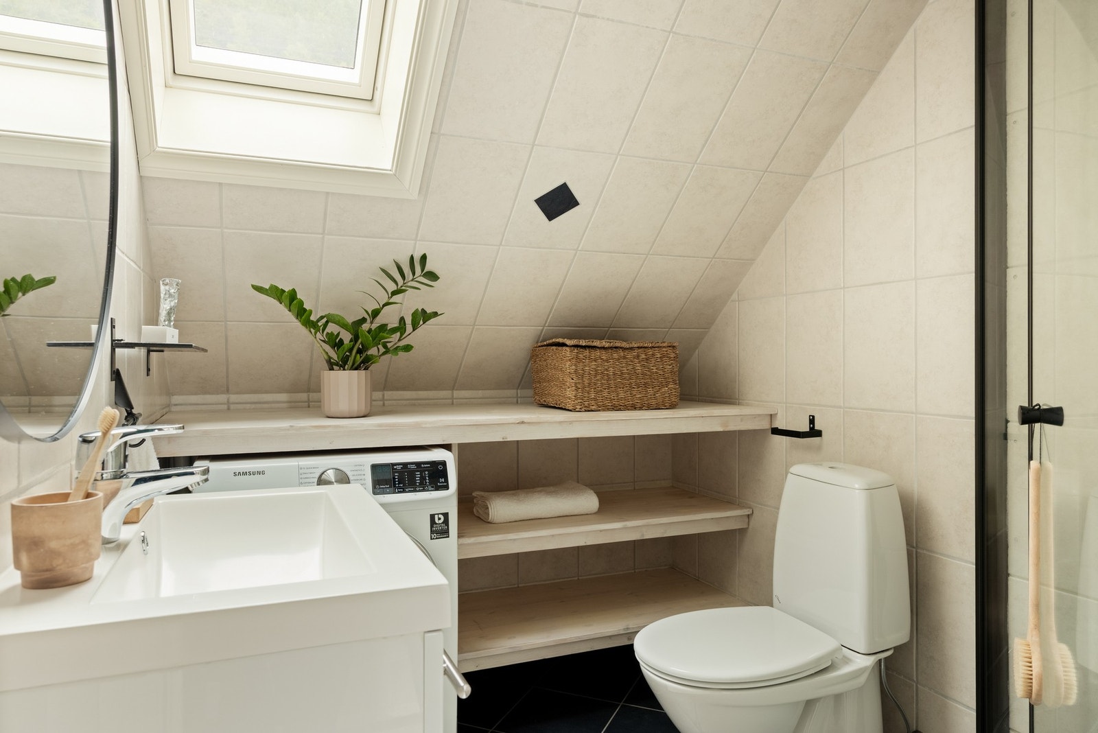 Baderomsinnredningen er oppgradert i 2020 og 2025, og badet fremstår lyst og funksjonelt. Galleribilde
