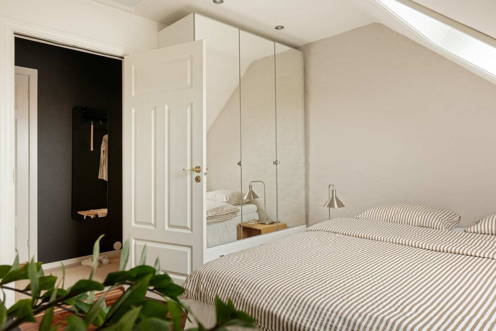 Det er også godt med oppbevaringsplass i en praktisk garderobe. Galleribilde