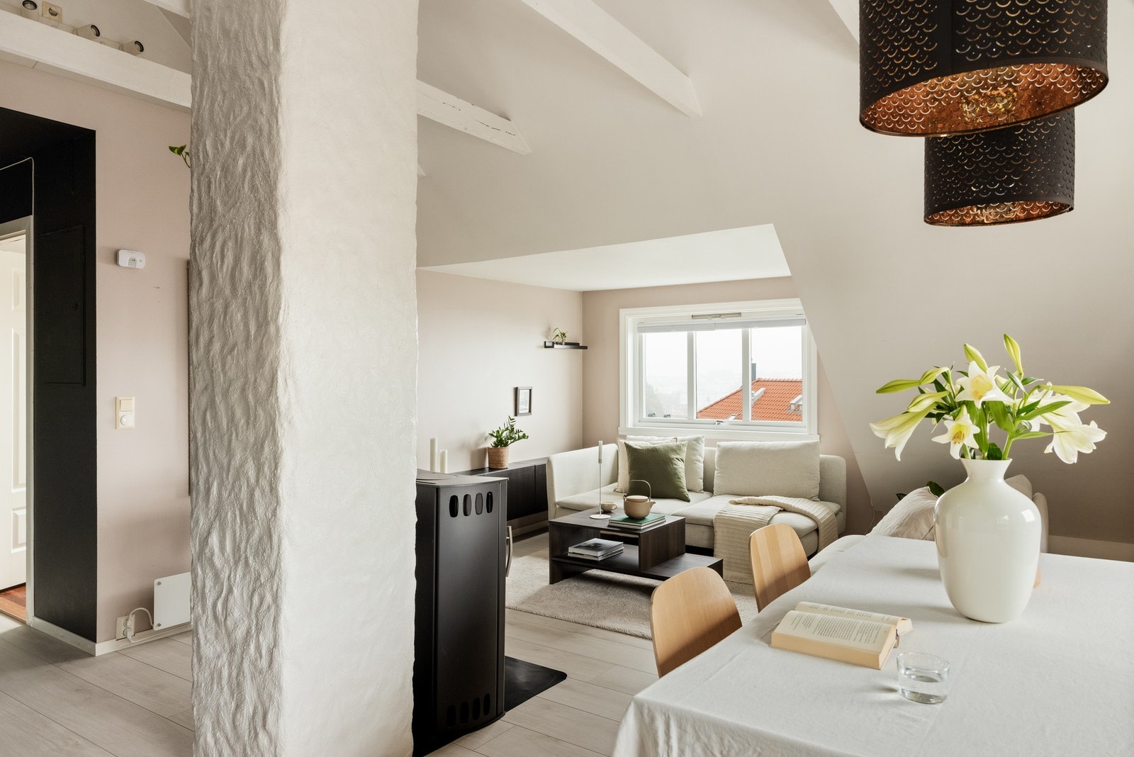 Det er plass både til sofakroken og spisebord. Galleribilde