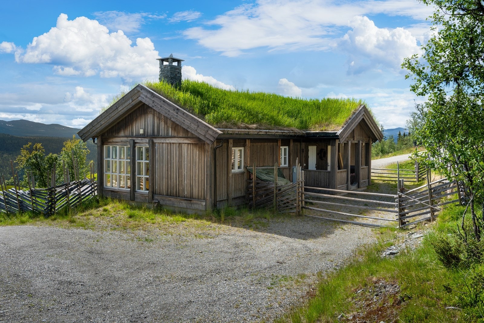 Det er parkeringsmuligheter rett utenfor døra. Galleribilde