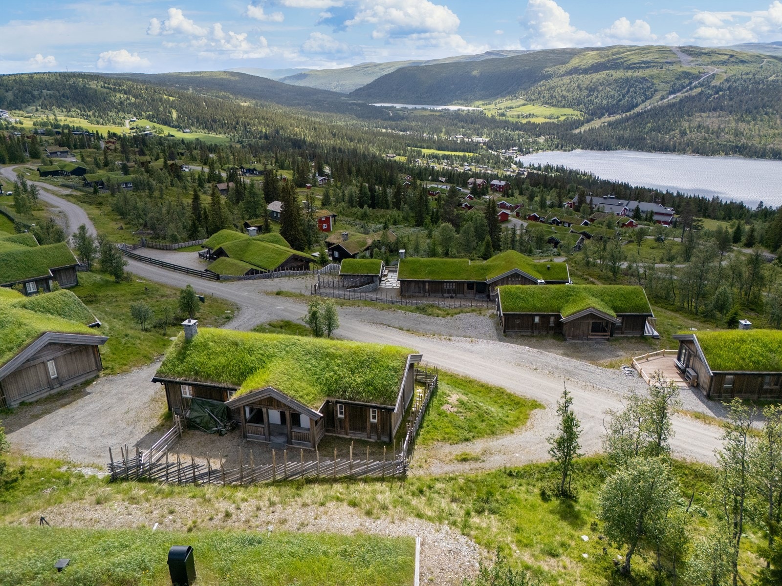 Gålå Skistadion ligger ca 250 m unna. Vinterstid arrangeres bl.a. Norgescupen og sommerstid benyttes den bl.a.til festivalen Rondaståk. . Galleribilde