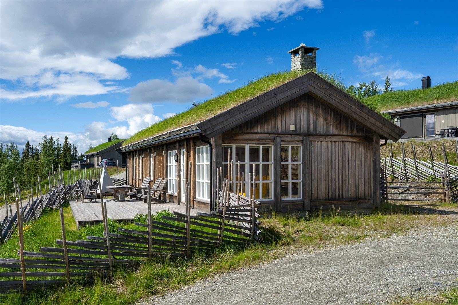 Solrik terrasse med dør ut fra stuen Galleribilde