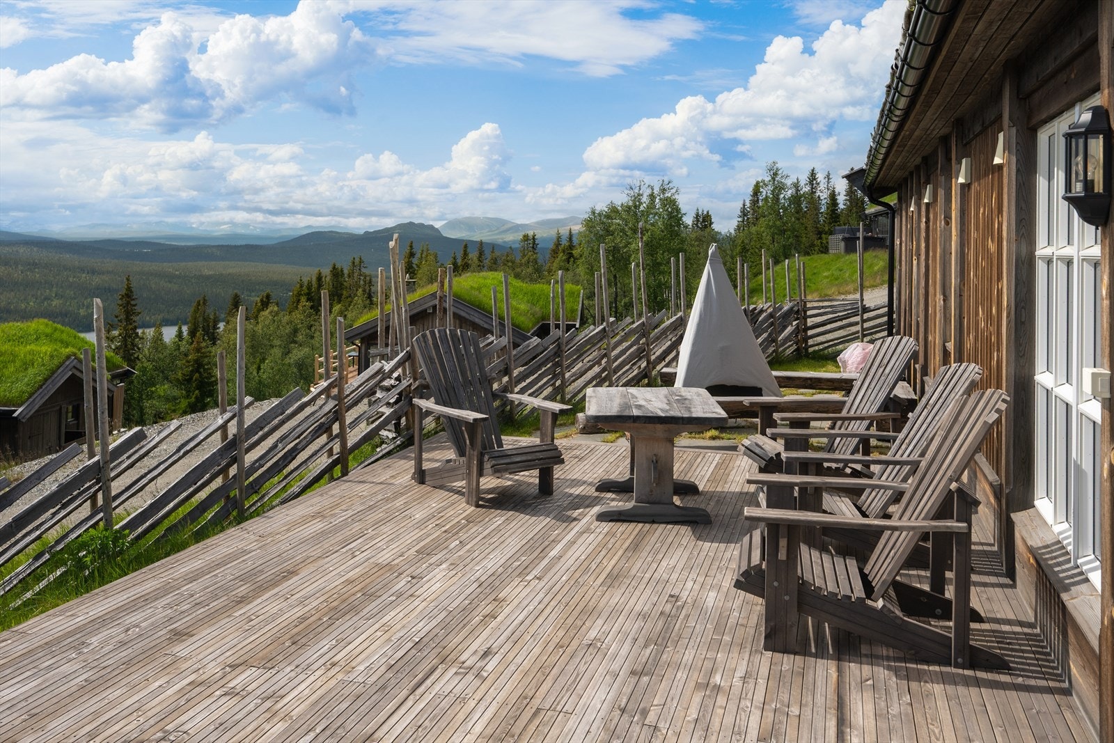 Terrasse. Skifer platting der bålpanna står. Galleribilde