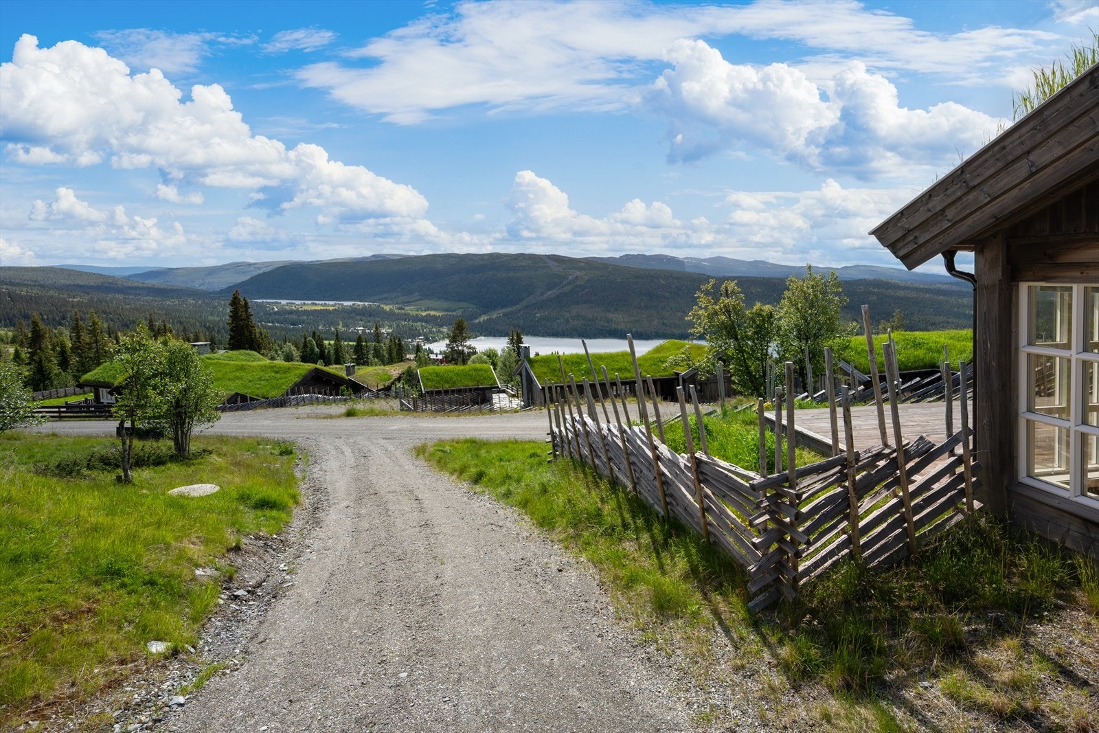 Felles oppkjørsel med nabo. I tillegg har du egen adkomst på andre siden av tomten. Galleribilde
