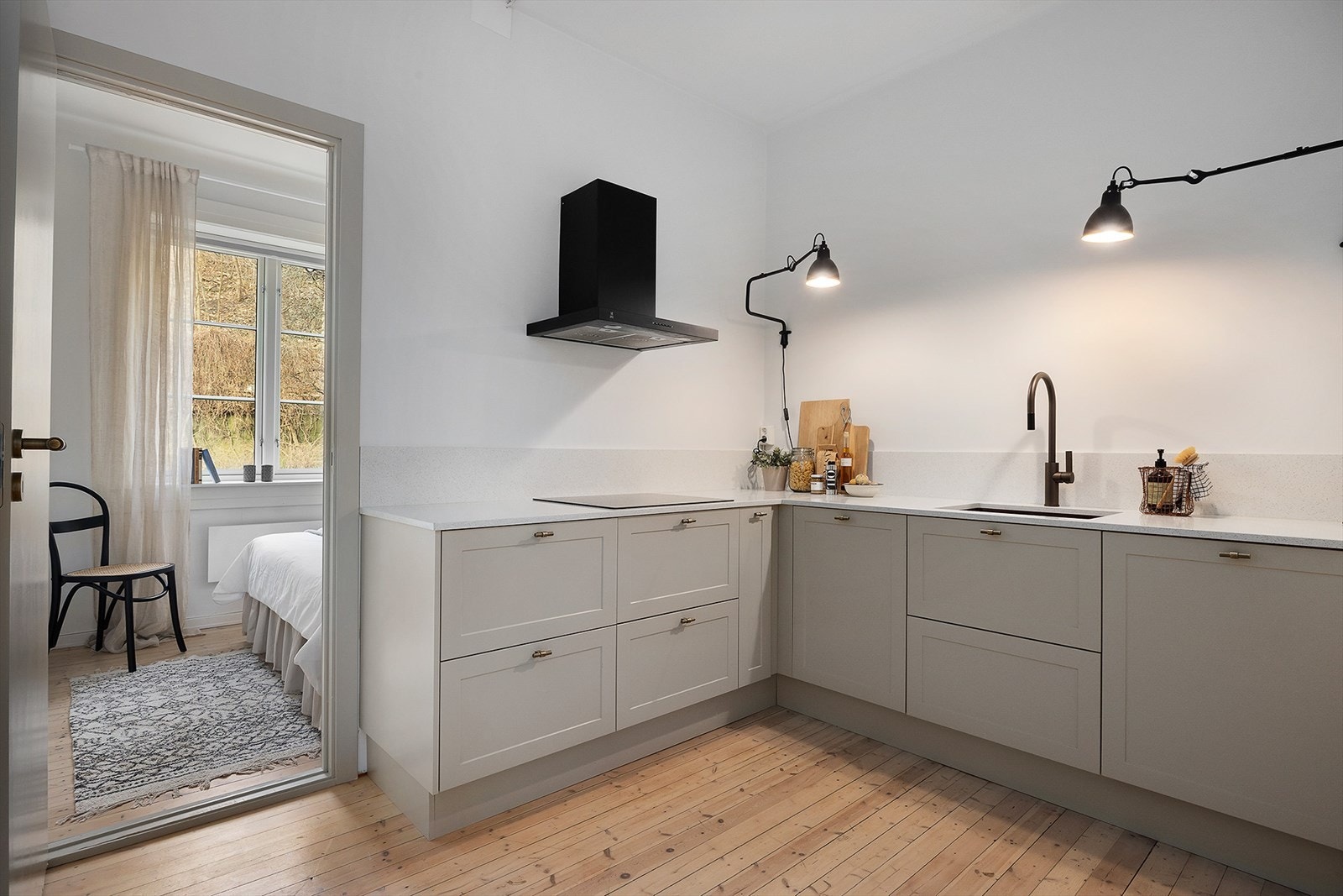 Det er underlimt oppvaskkum og armatur fra Tapwell, som gir et helhetlig og kvalitetsmessig godt uttrykk. Galleribilde