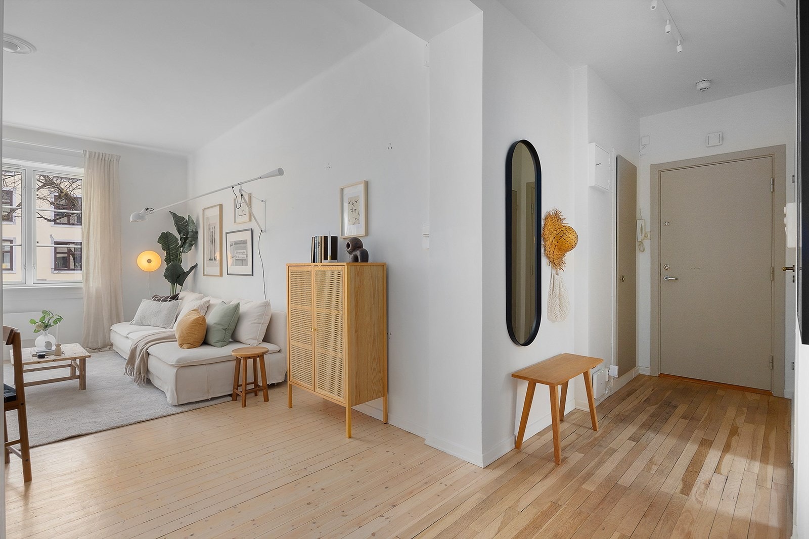 De brede vinduskarmene gir fine muligheter for planter og dekor, og sammen med den gode takhøyden på ca. 2,79 meter oppleves rommet som luftig. Galleribilde