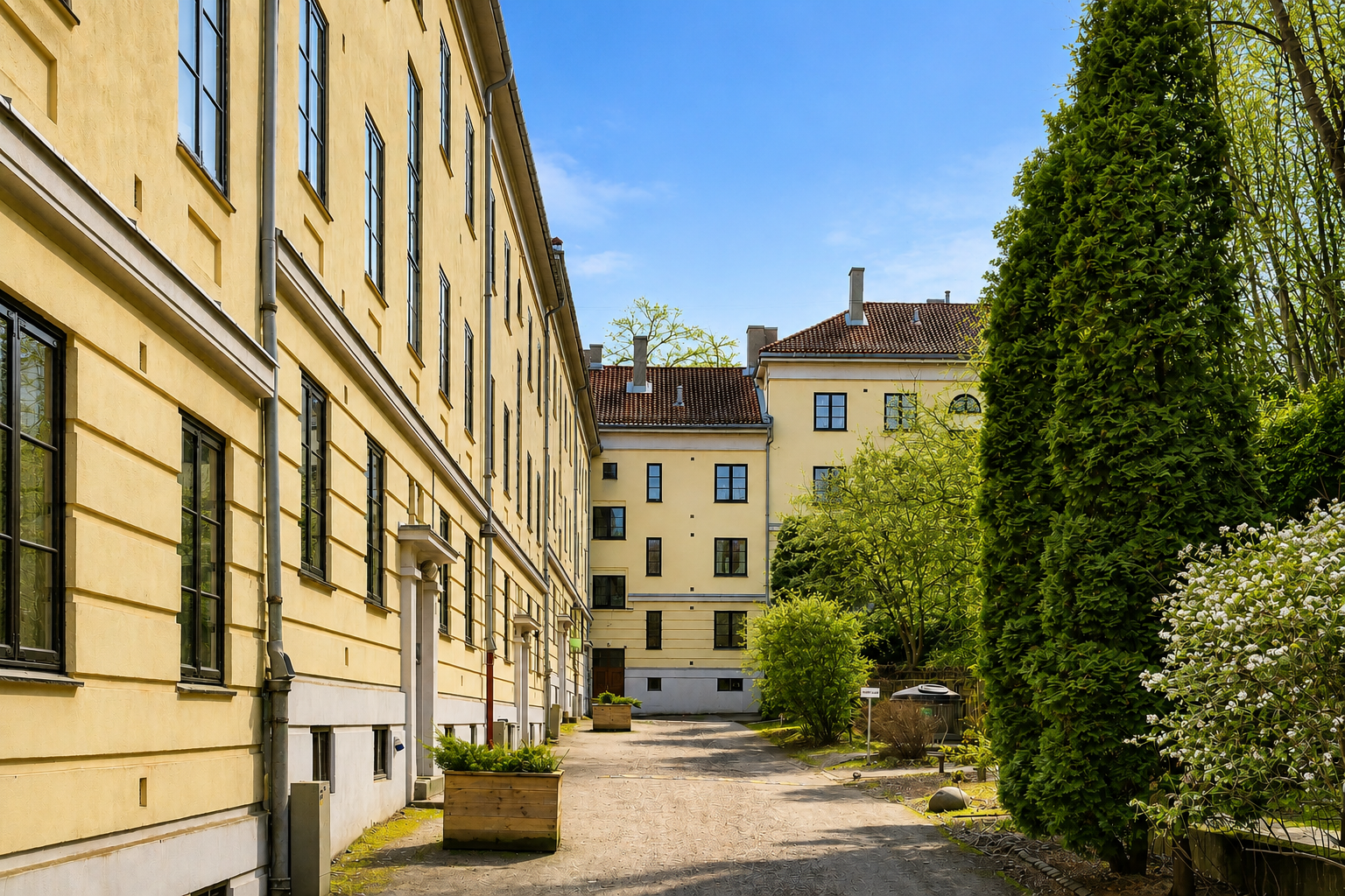 Leiligheten har en meget sentral beliggenhet midt mellom St. Hanshaugen, Sagene/Torshov og Grünerløkka. (Bildet er AI redigert til sommer) Galleribilde