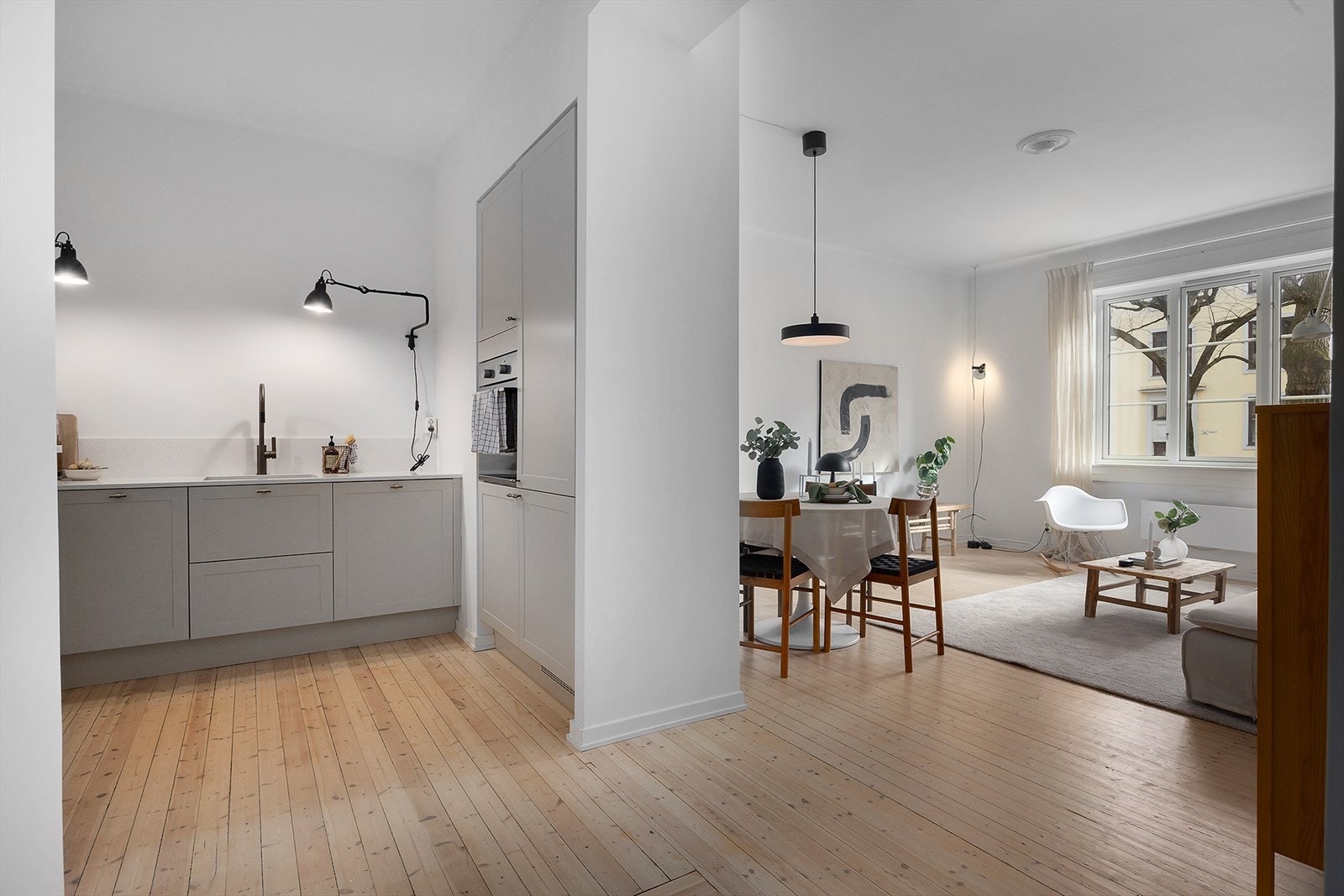 Kjøkkenet har en fin og delvis åpen løsning mot gang og stue, som bidrar til en luftig og innbydende romfølelse. Galleribilde