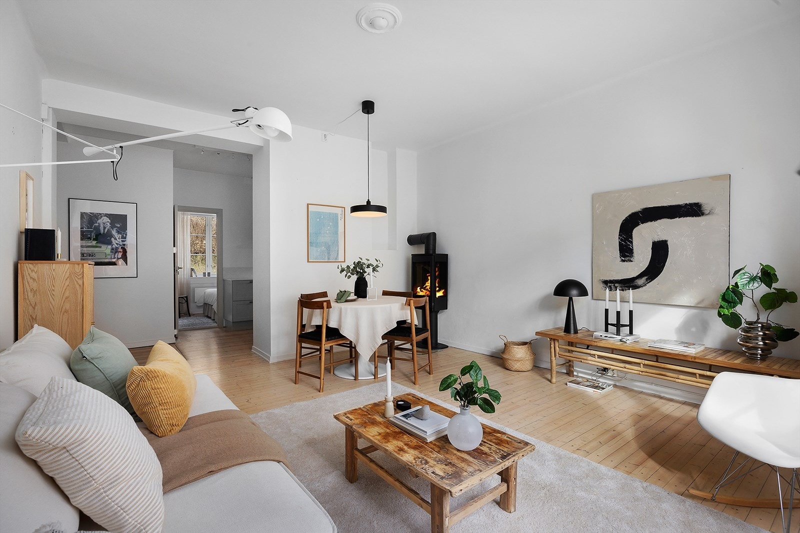 Stuen er lett å møblere og har god plass til både sofagruppe, TV-seksjon, spisebord og øvrig ønsket møblement. Galleribilde