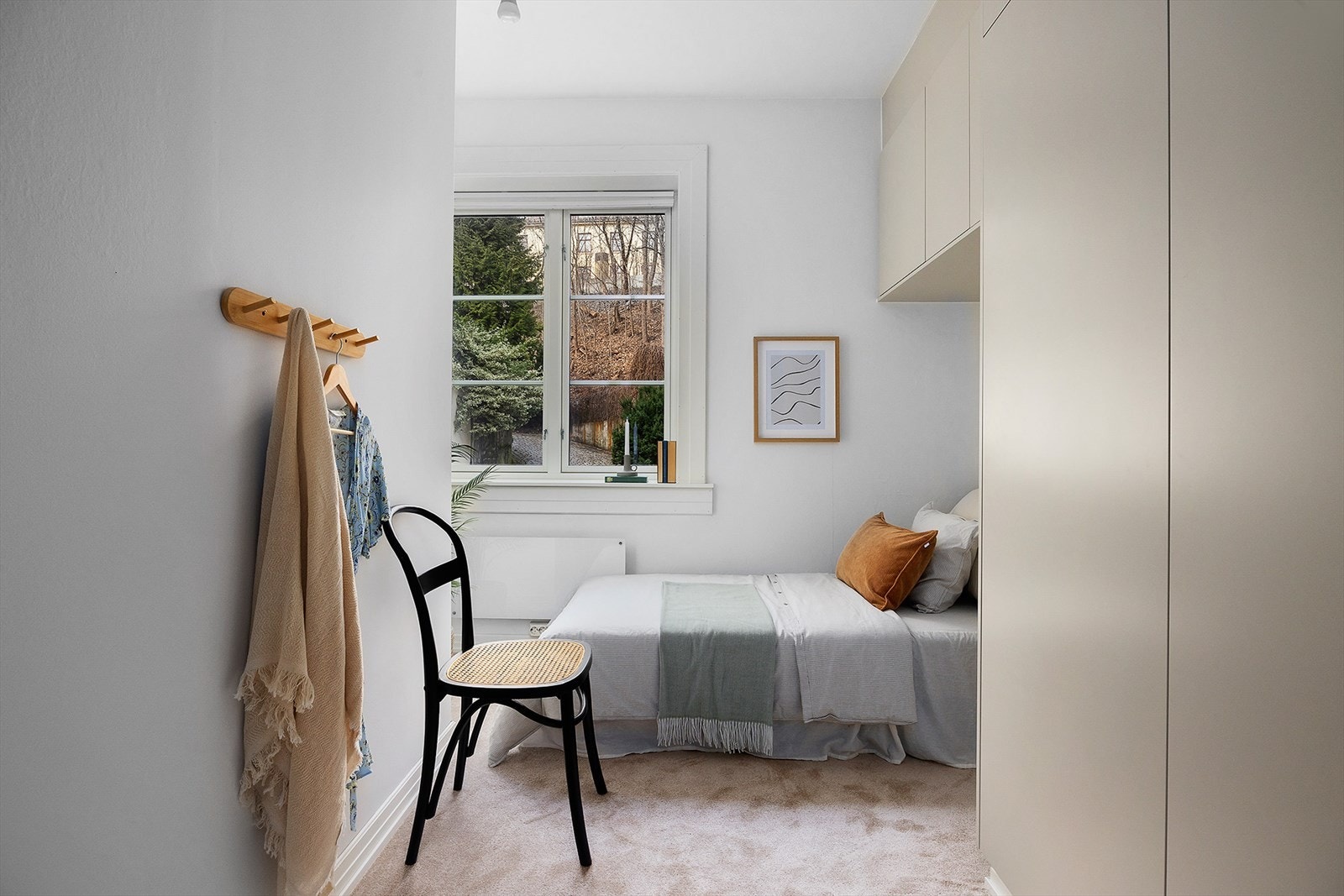Soverommet vender inn mot den rolige bakgården. Her er du derfor godt skjermet for trafikk og støy. Galleribilde