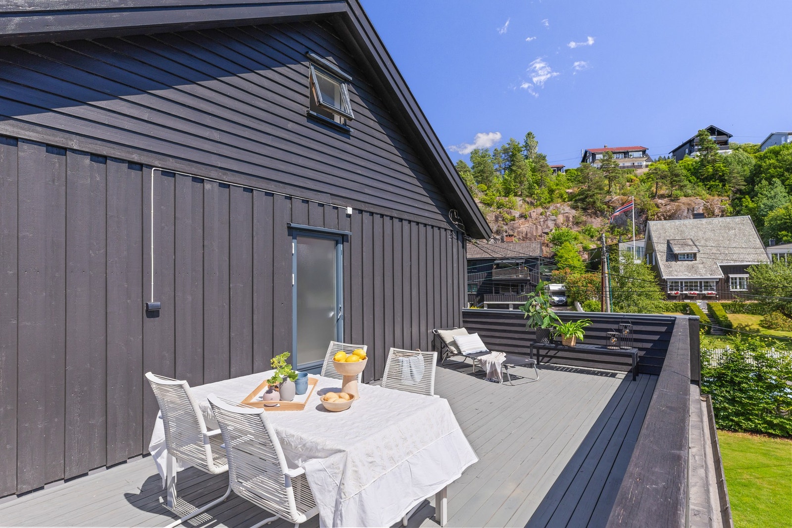 Terrassen har god plass til både spisegruppe og lounge, og blir et herlig oppholdsrom gjennom sommerhalvåret. Galleribilde