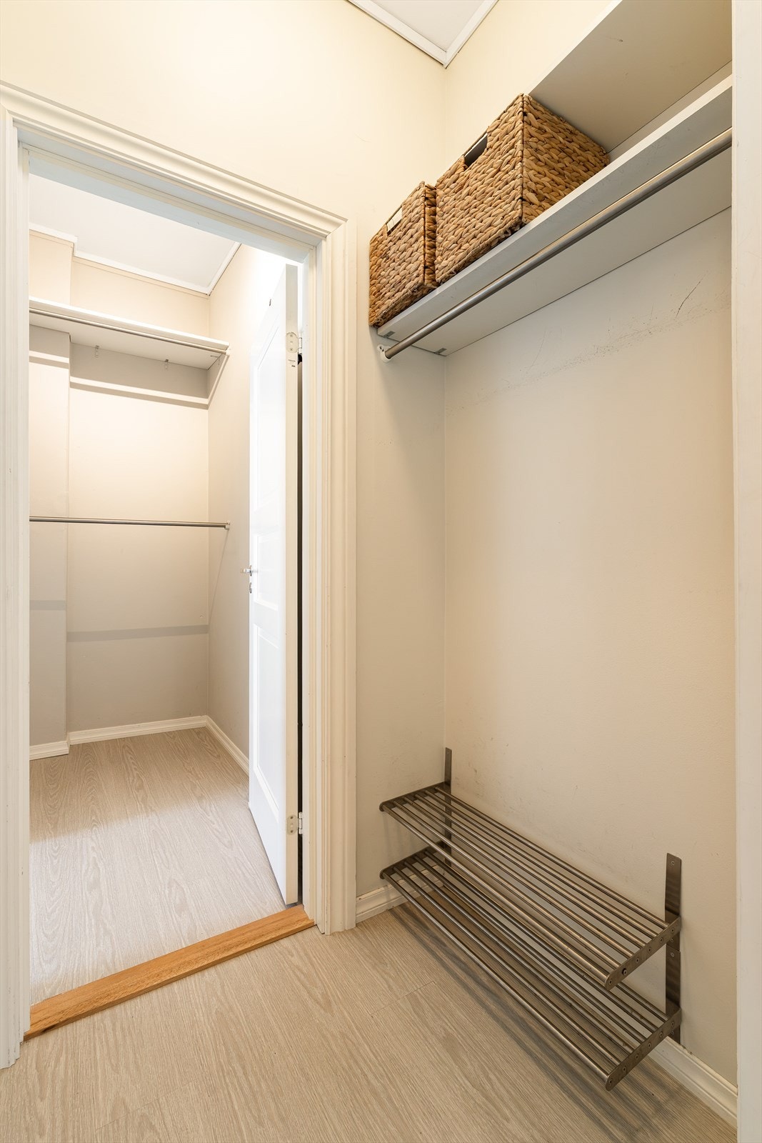 Adkomst til praktisk walk-in garderobe Galleribilde