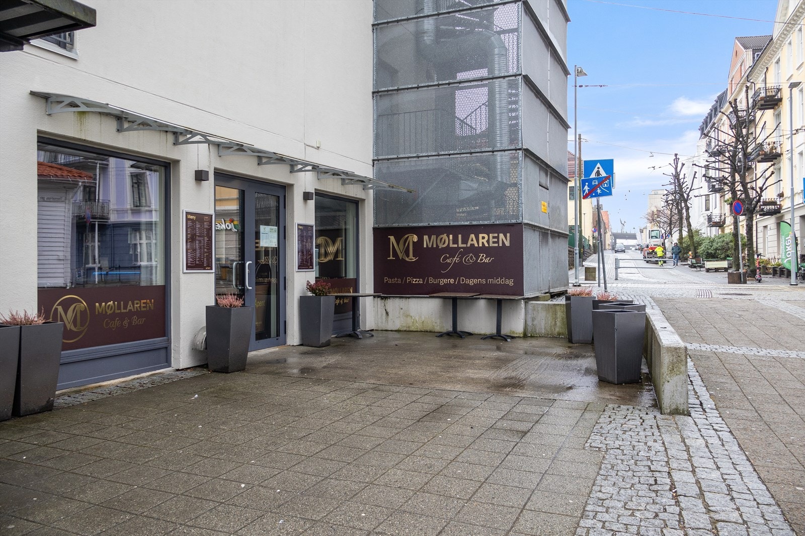 Det er kort vei til en rekke kafeer som blant annet Nobel Bopel, det nye spisestedet Snacc, Bergen kaffebrenneri, Cornerbaren og puben Møllaren Café og bar Galleribilde