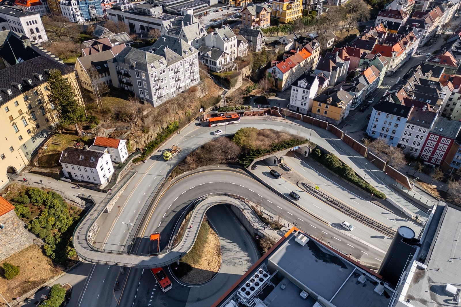 Med busstopp like utenfor leiligheten er det enkelt å komme seg rundt, med hyppige avganger mot sentrum og resten av Bergen Galleribilde