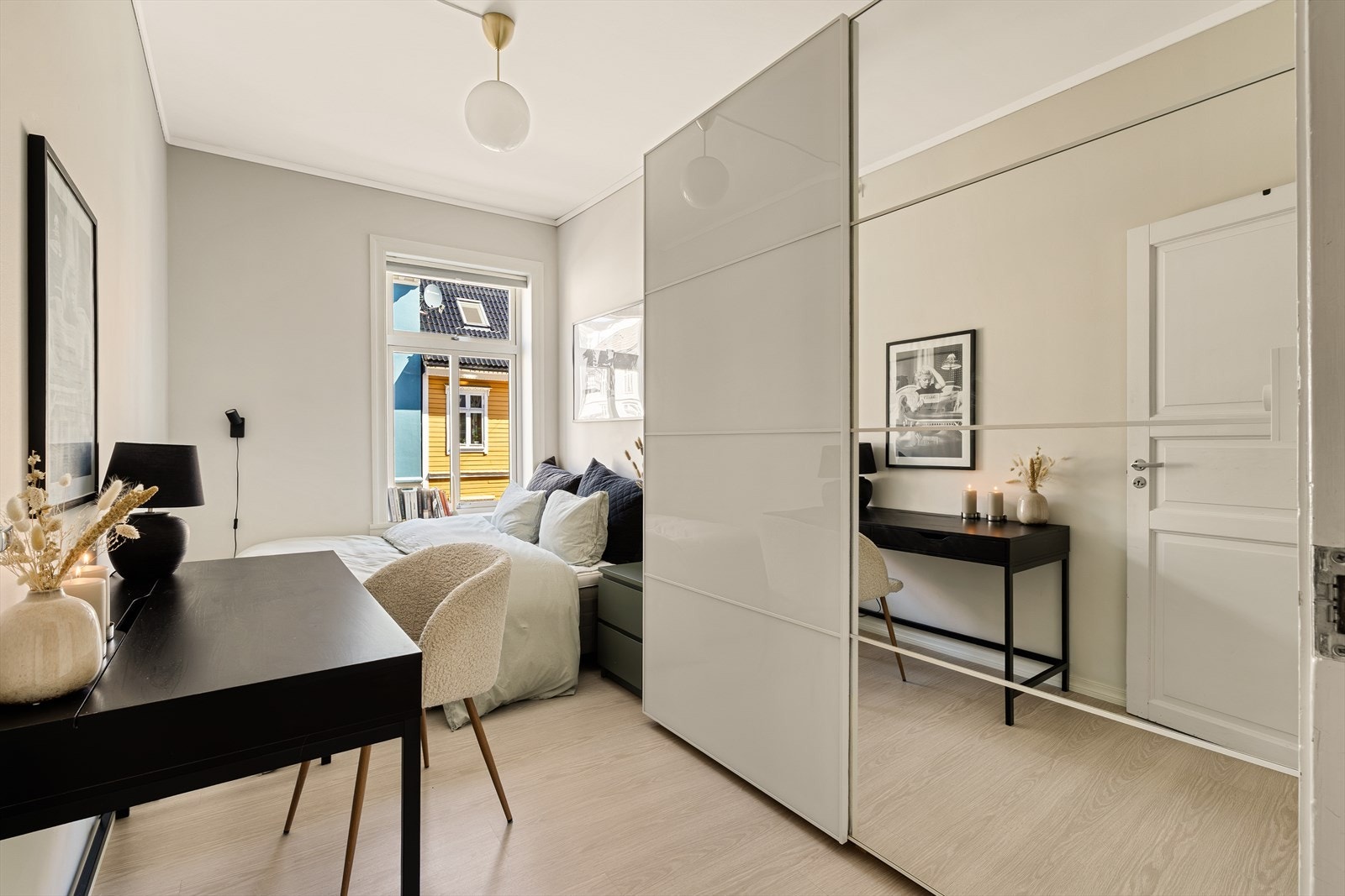 God oppbevaringsplass i stor skyvedørsgarderobe Galleribilde