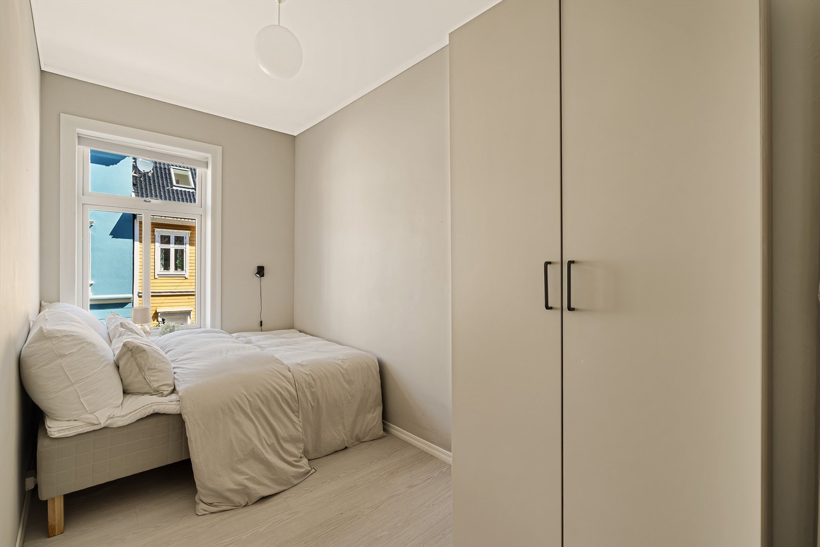 Leiligheten har to romslige soverom med god plass til seng og øvrig møblement Galleribilde