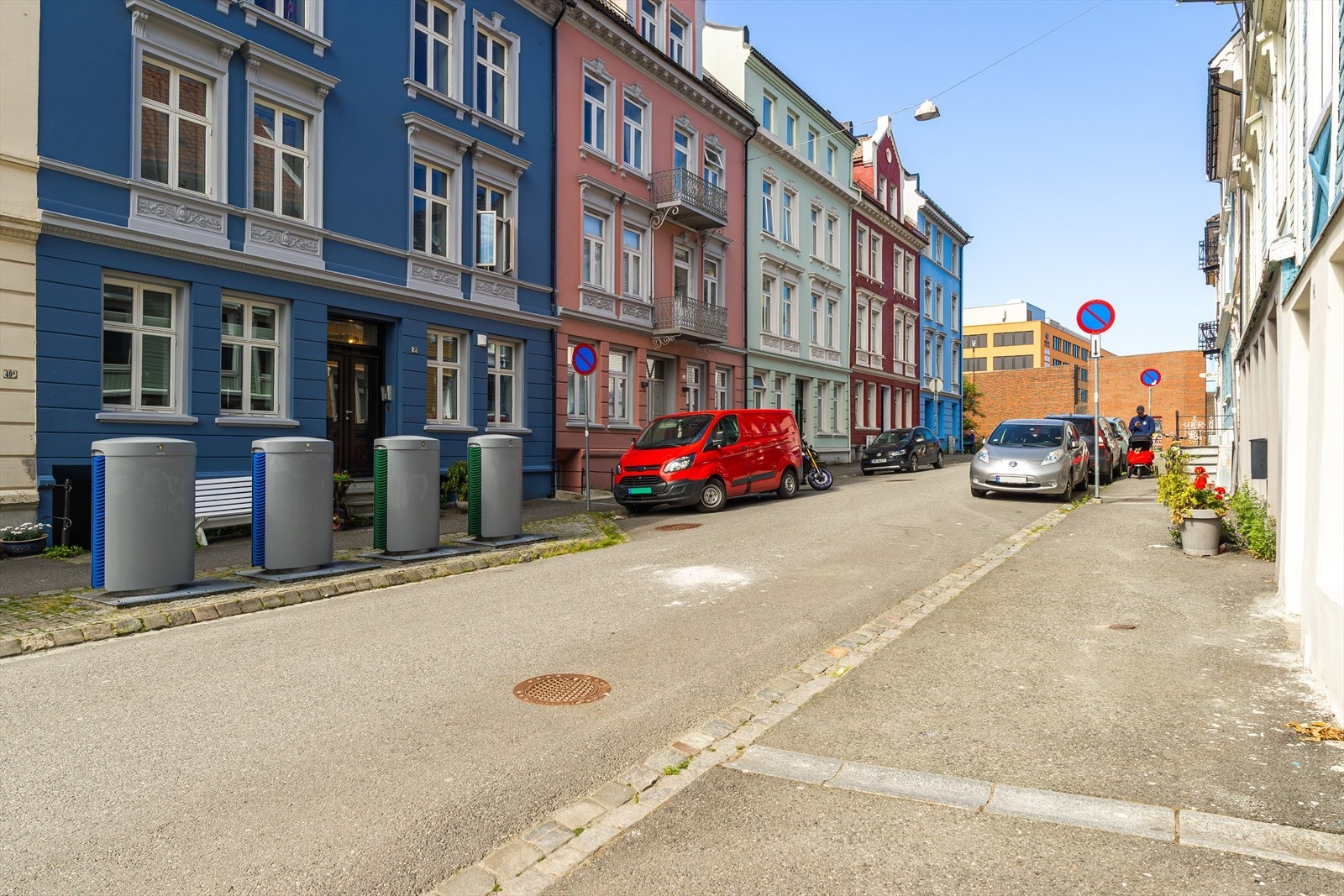 Det er høy trivsel blant beboerne i området, med gangavstand til alt du trenger av fasiliteter og servicetilbud Galleribilde
