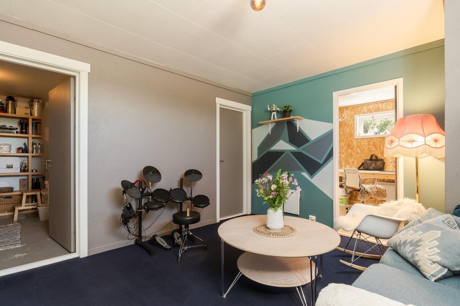 Kjelleren byr på en romslig gang, kjellerstue, vaskerom, bad og tre boder som gir gode oppbevaringsmuligheter. Galleribilde
