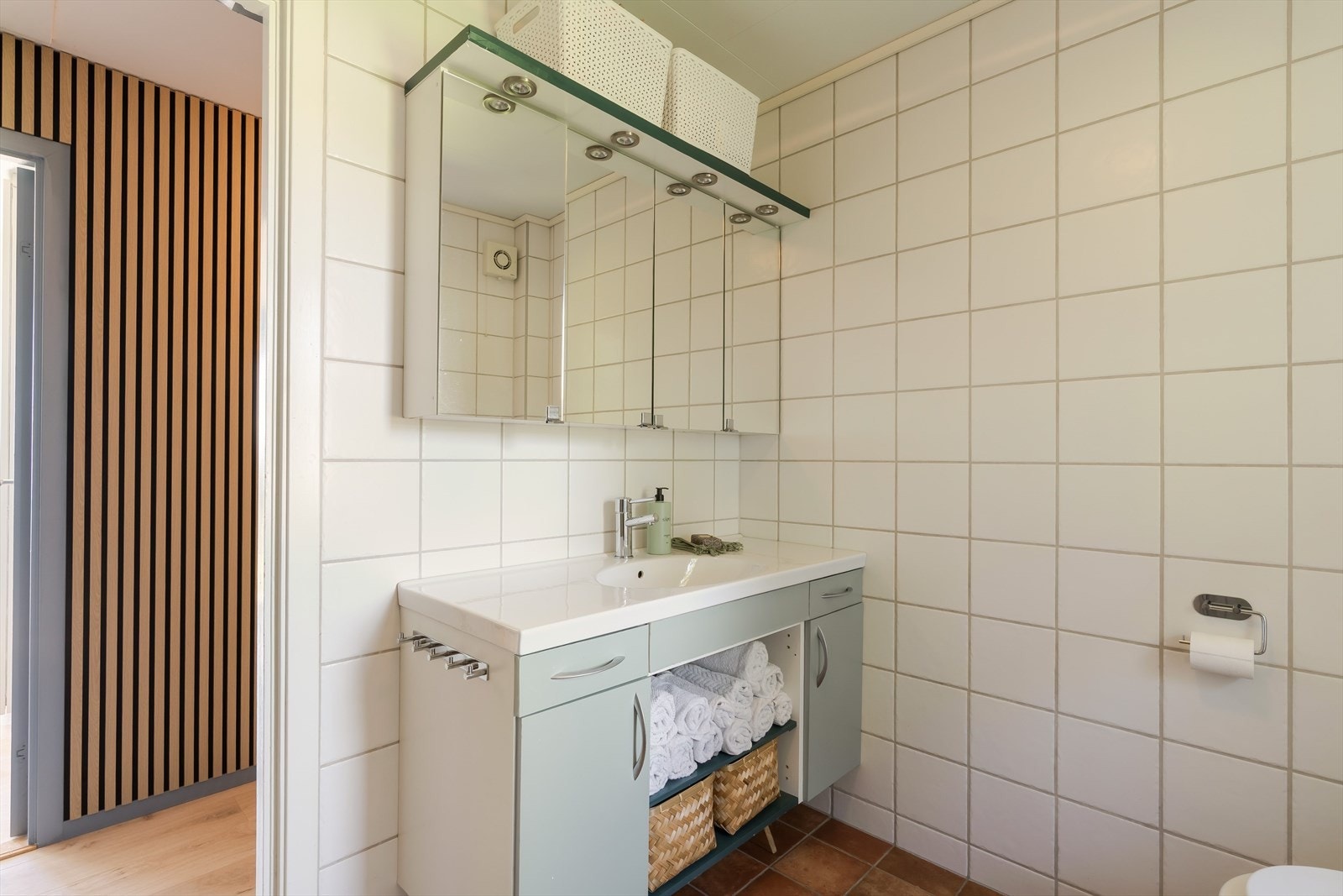 Badet er utstyrt med toalett, servant og dusj. Galleribilde