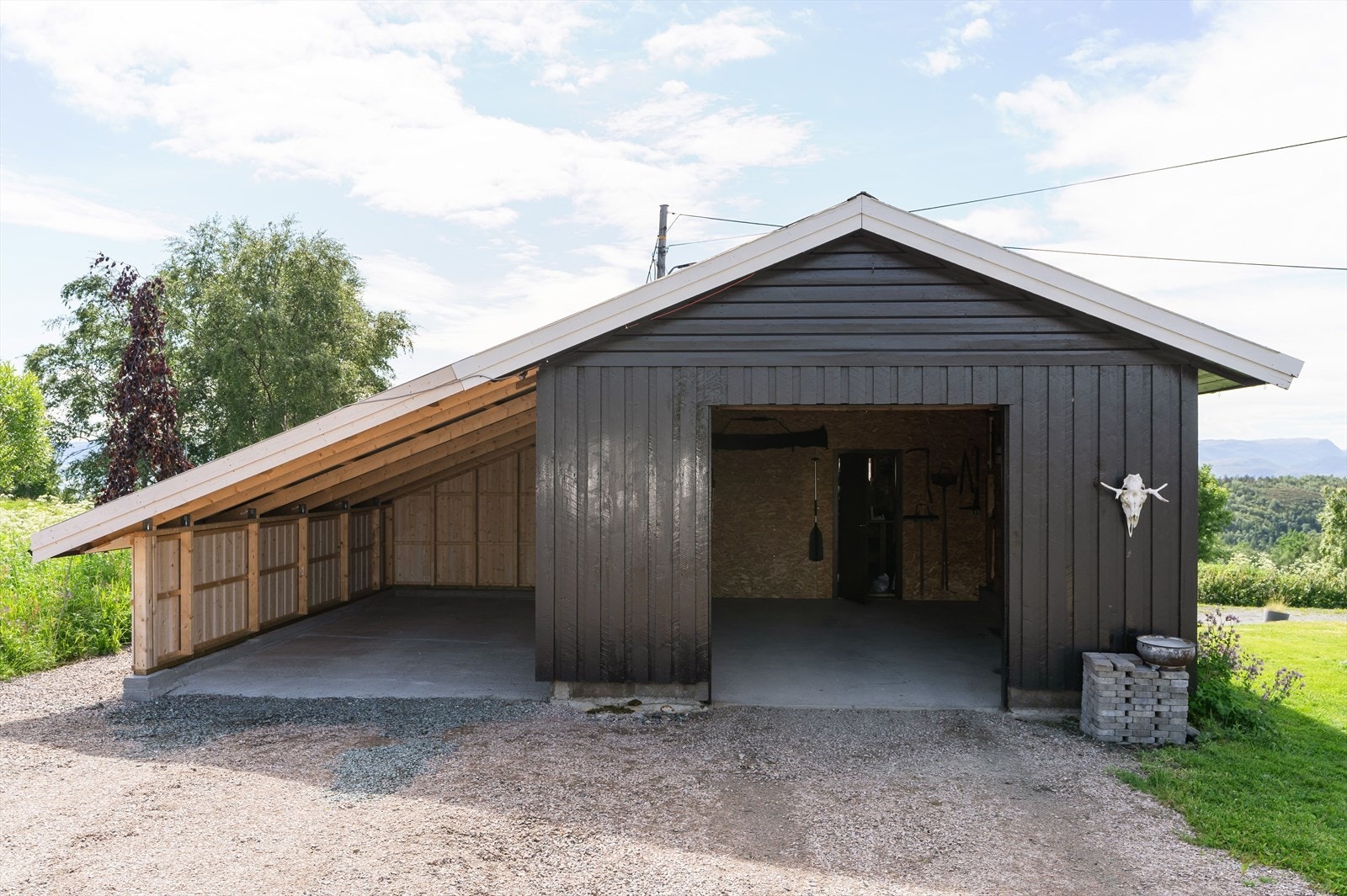 Eiendommen har både garasje og carport, som gir gode parkeringsmuligheter. Carport er fra 2025. Galleribilde
