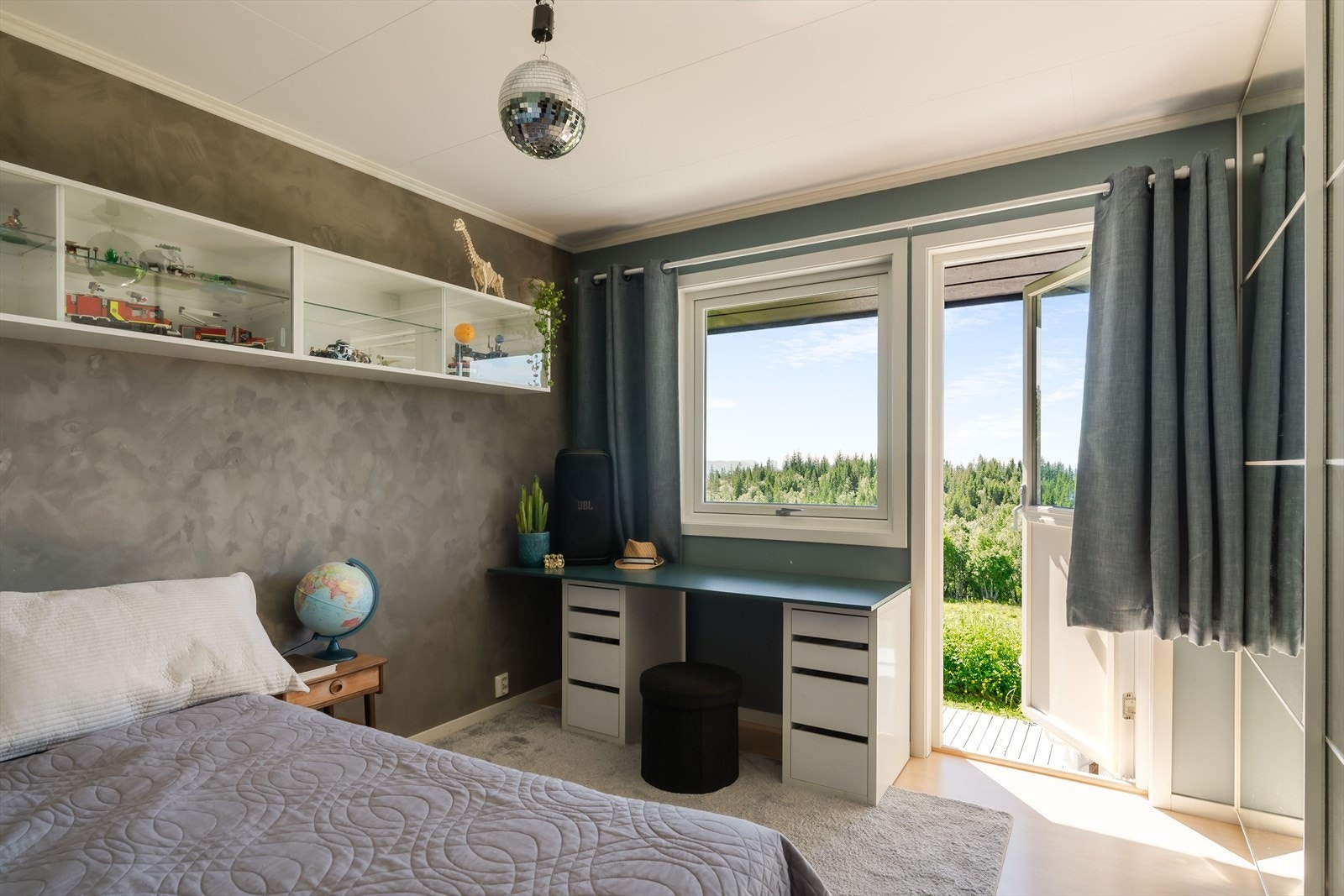Det største soverommet er 11 m² og har utgang til terrassen på baksiden av huset. Galleribilde
