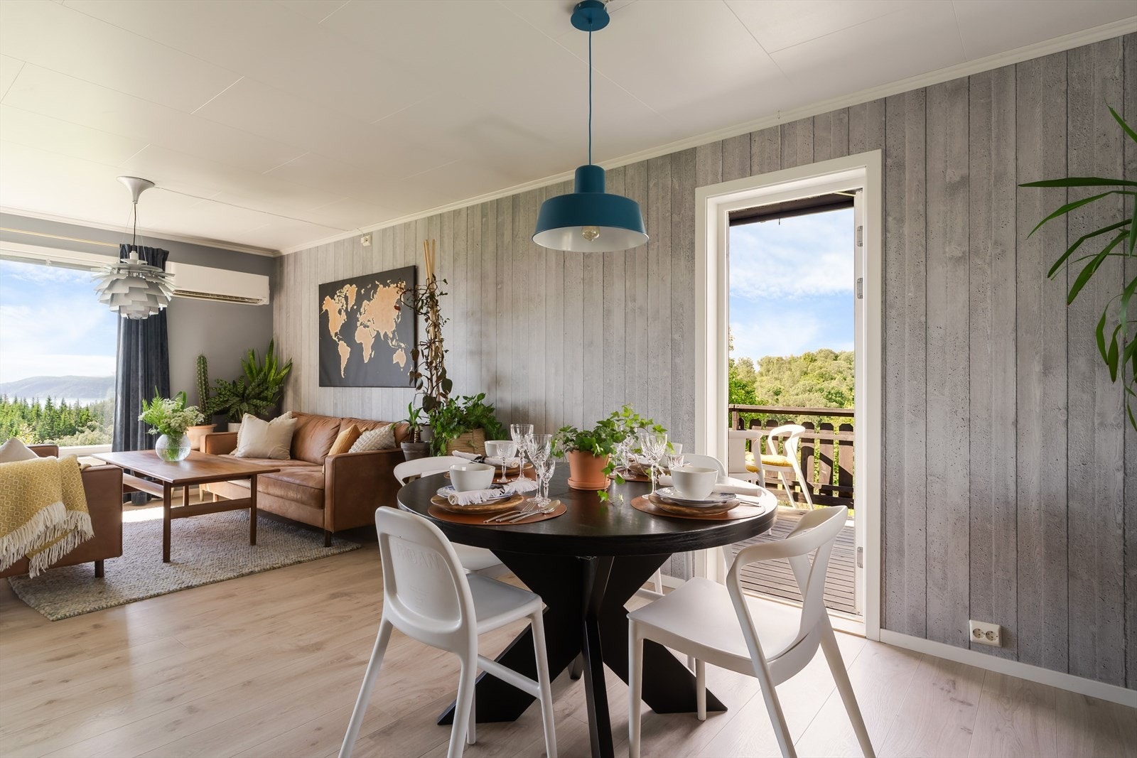 Mellom kjøkkenet og stuen er det en naturlig plass for spisegruppe. Galleribilde