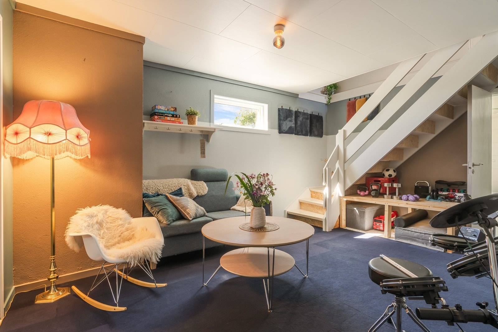 Gang-/trappeområdet er i dag innredet med sofa og benyttes som en hyggelig sittekrok. Galleribilde