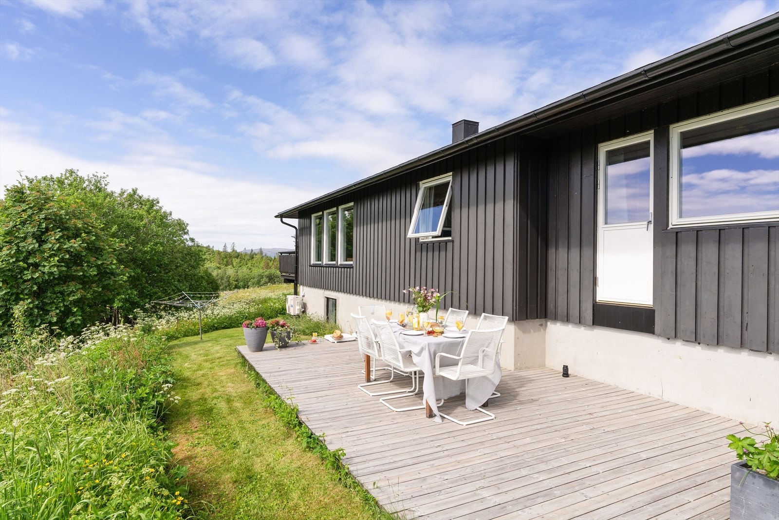 Terrassen er på 24 m² og byr på god plass til utemøbler, spisegruppe og grill. Her kan du nyte rolige dager og hyggelige sammenkomster med familie og venner. Galleribilde