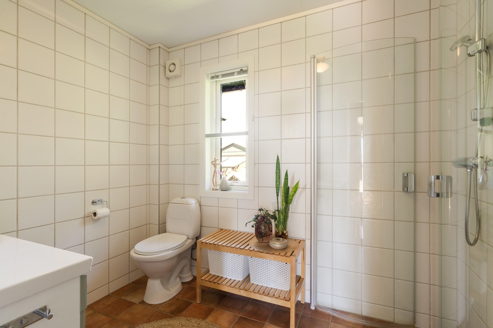 Badet er på 6 m² med funksjonell utforming. Galleribilde