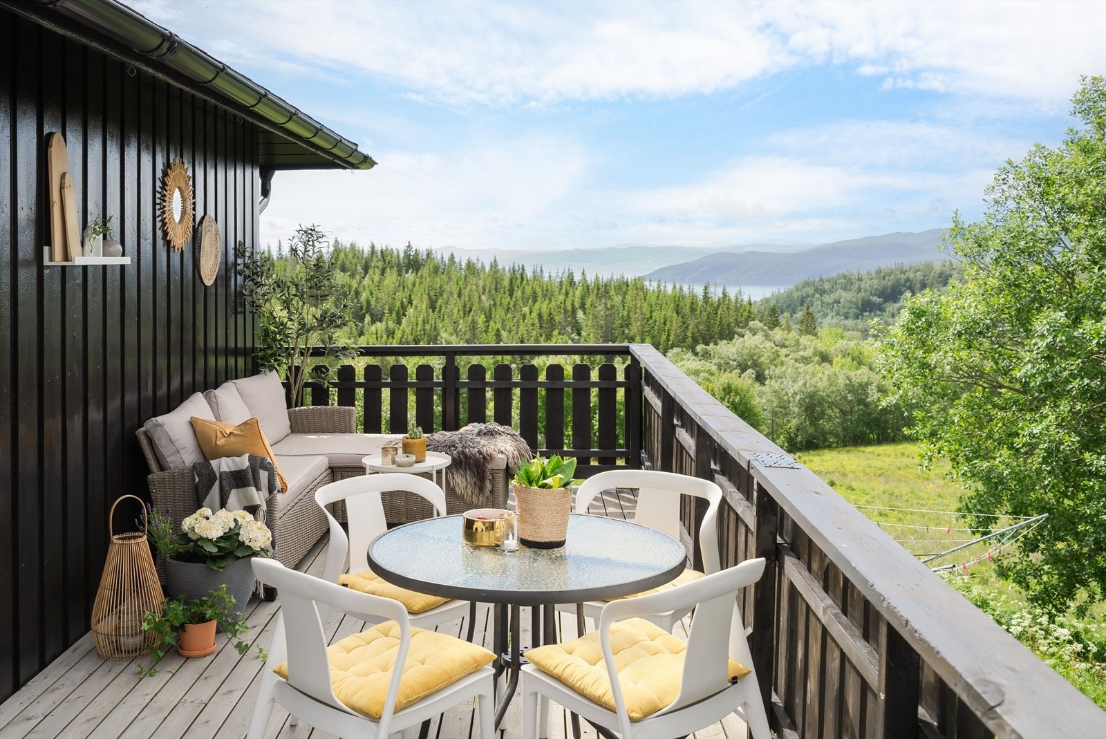 Balkongen har god plass til både spisegruppe og en hyggelig lounge, noe som gjør den godt egnet for både måltider og avslapning. Galleribilde