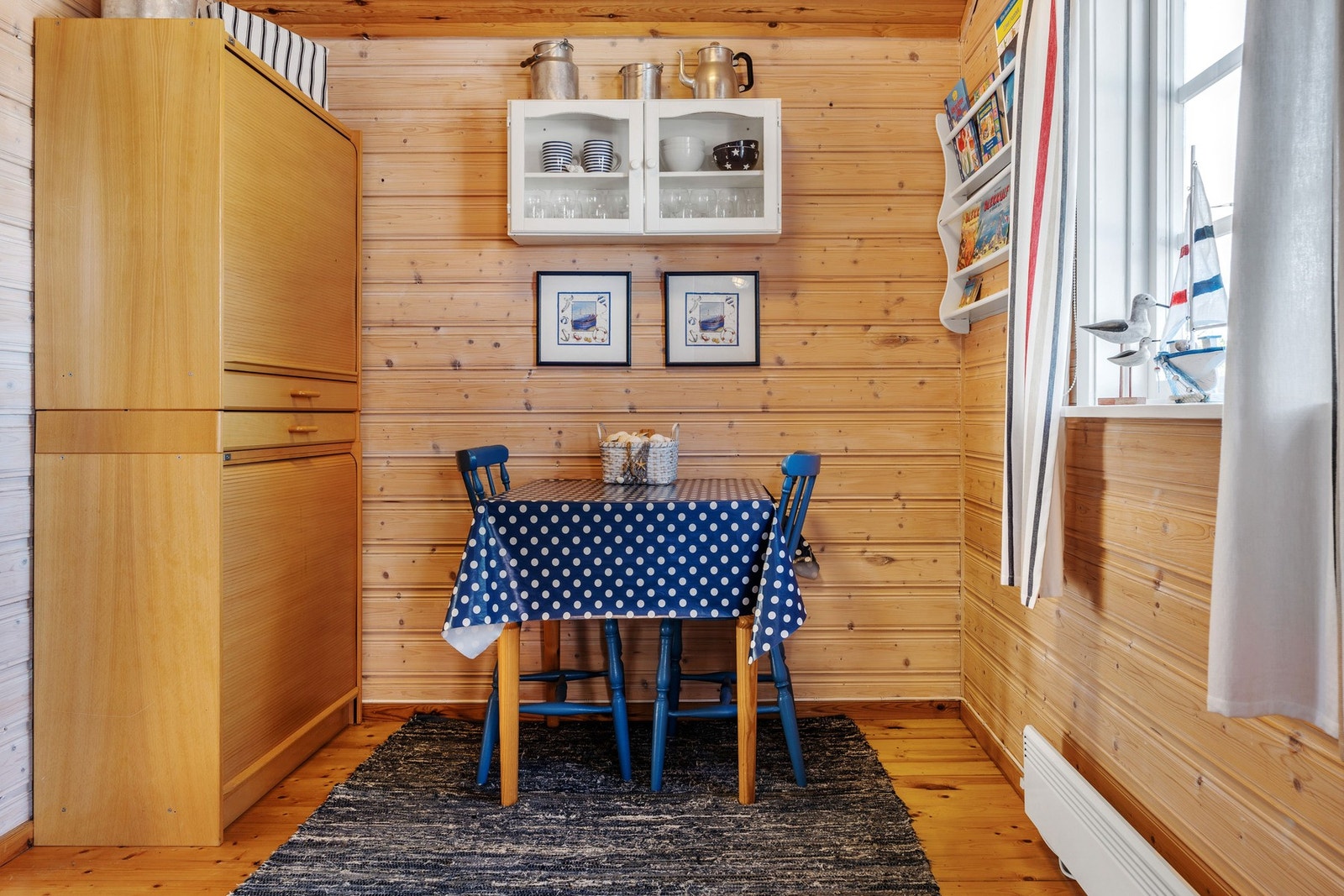 Koselig spiseplass med vinduer som slipper inn godt med naturlig lys. Galleribilde