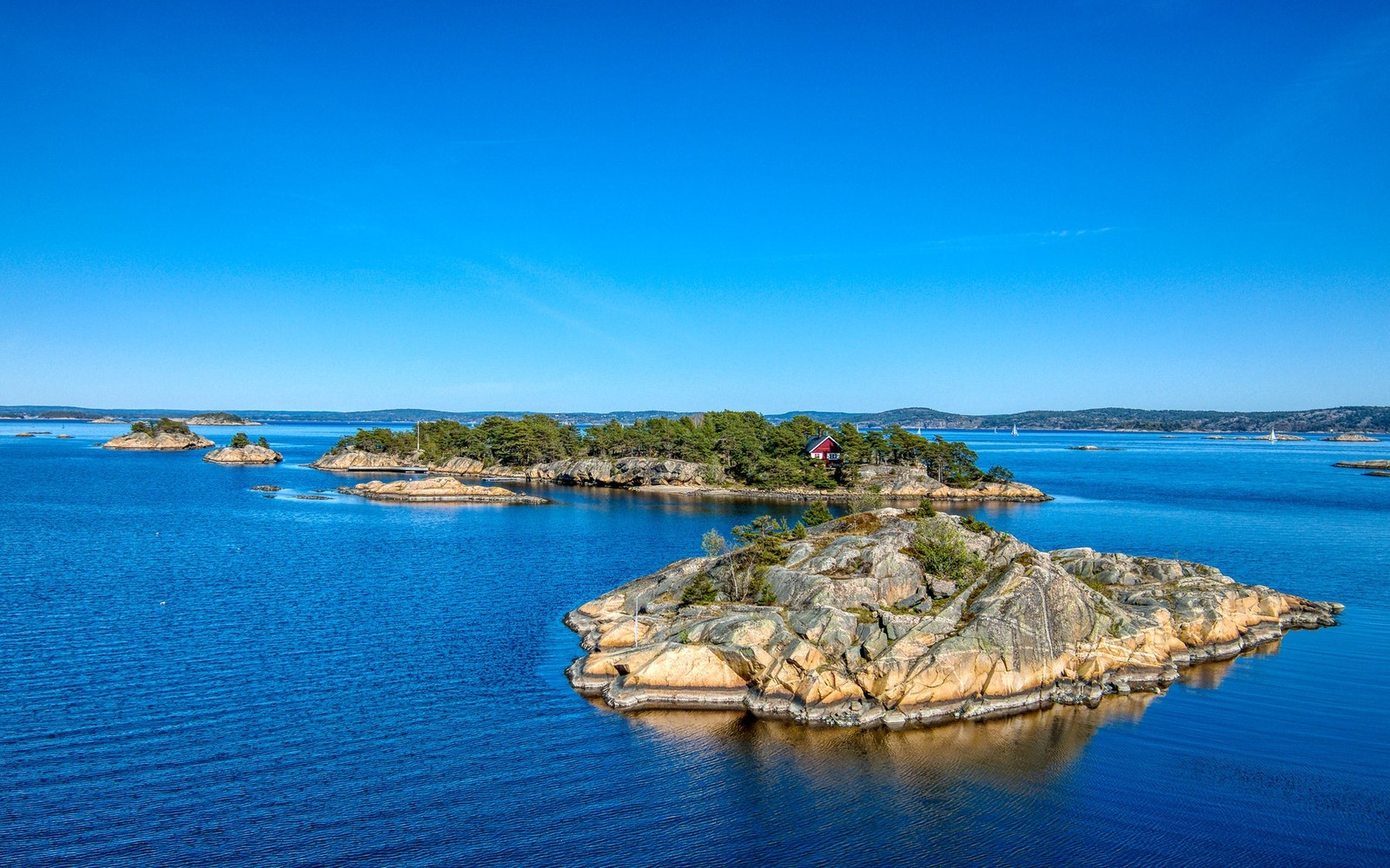 Nordre Rom byr på vakre kystlandskap, svaberg og et unikt hyttemiljø. Galleribilde