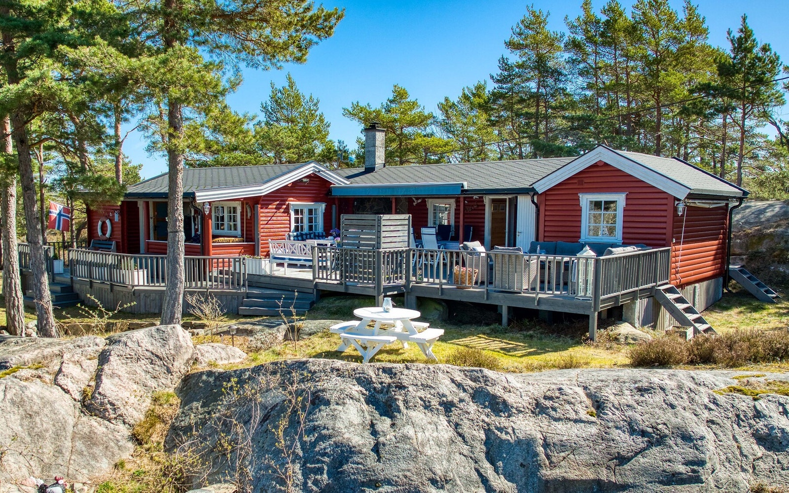 Tradisjonell hyttebebyggelse med lun atmosfære og flotte omgivelser. Galleribilde