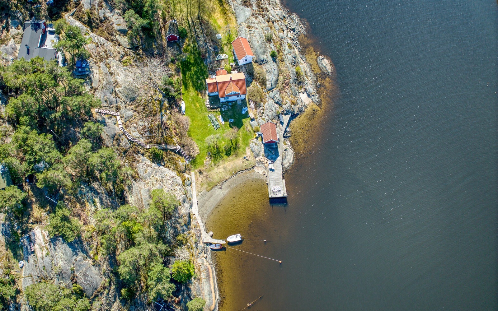 Attraktiv beliggenhet med kort vei til sjøen og egen brygge. Galleribilde