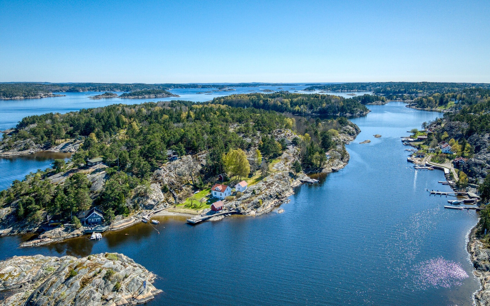 Eiendommen ligger skjermet til med nærhet til både sjø og flott natur. Galleribilde