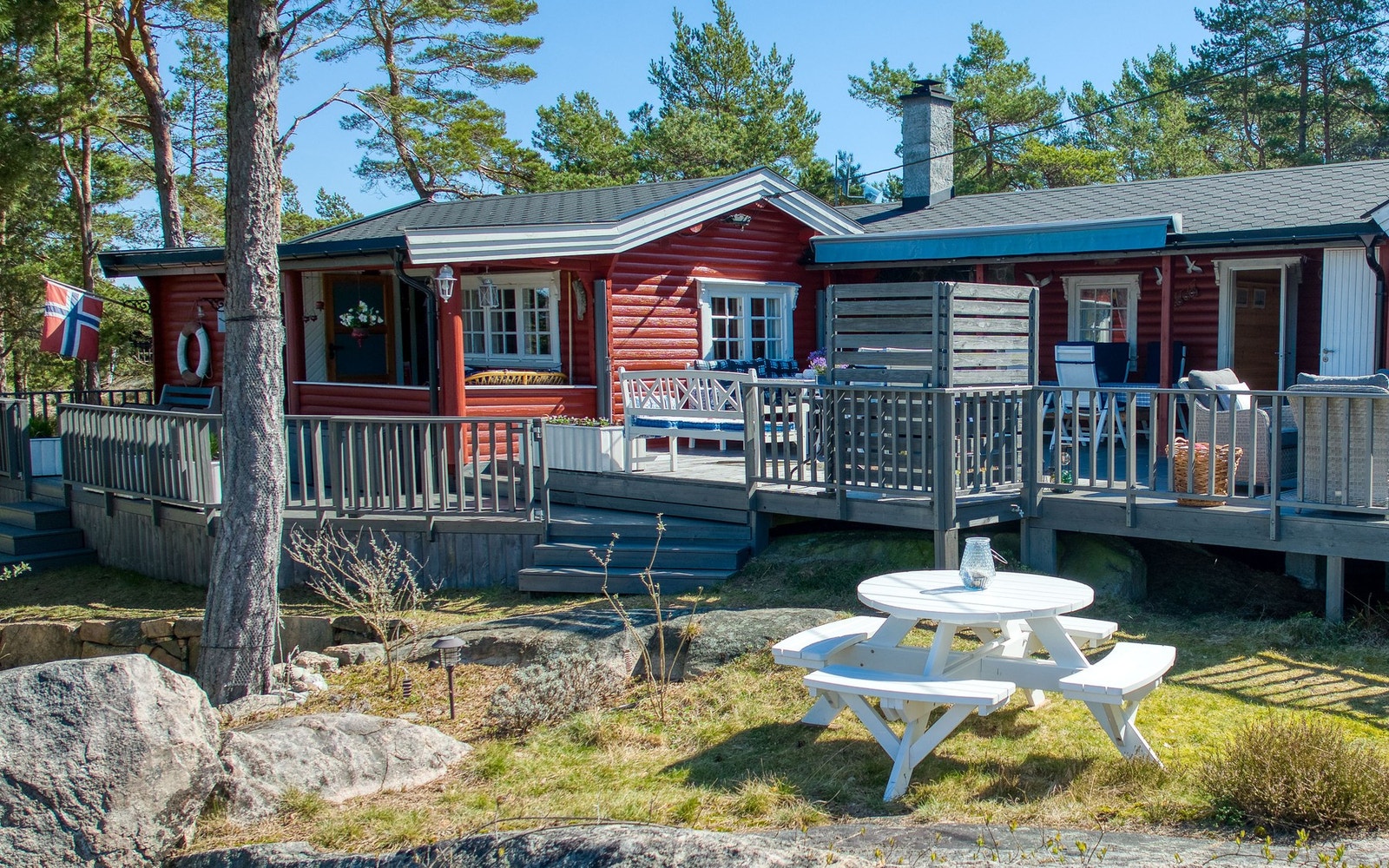 Hytta ligger flott til på naturtomt med solrike uteplasser og gode oppholdsarealer. Galleribilde