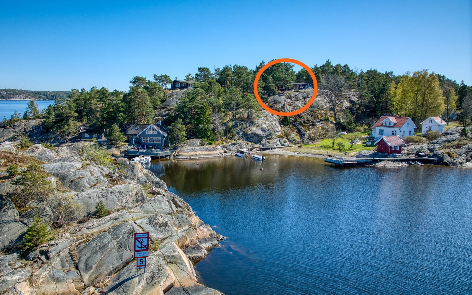 Fra eiendommen er det kort vei til sjøen og flotte bade- og båtmuligheter. Galleribilde