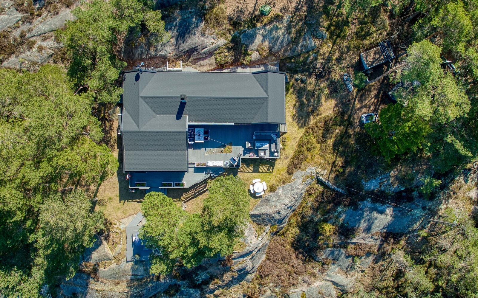 Stor naturtomt med flotte svaberg, gode solforhold og privat beliggenhet. Galleribilde