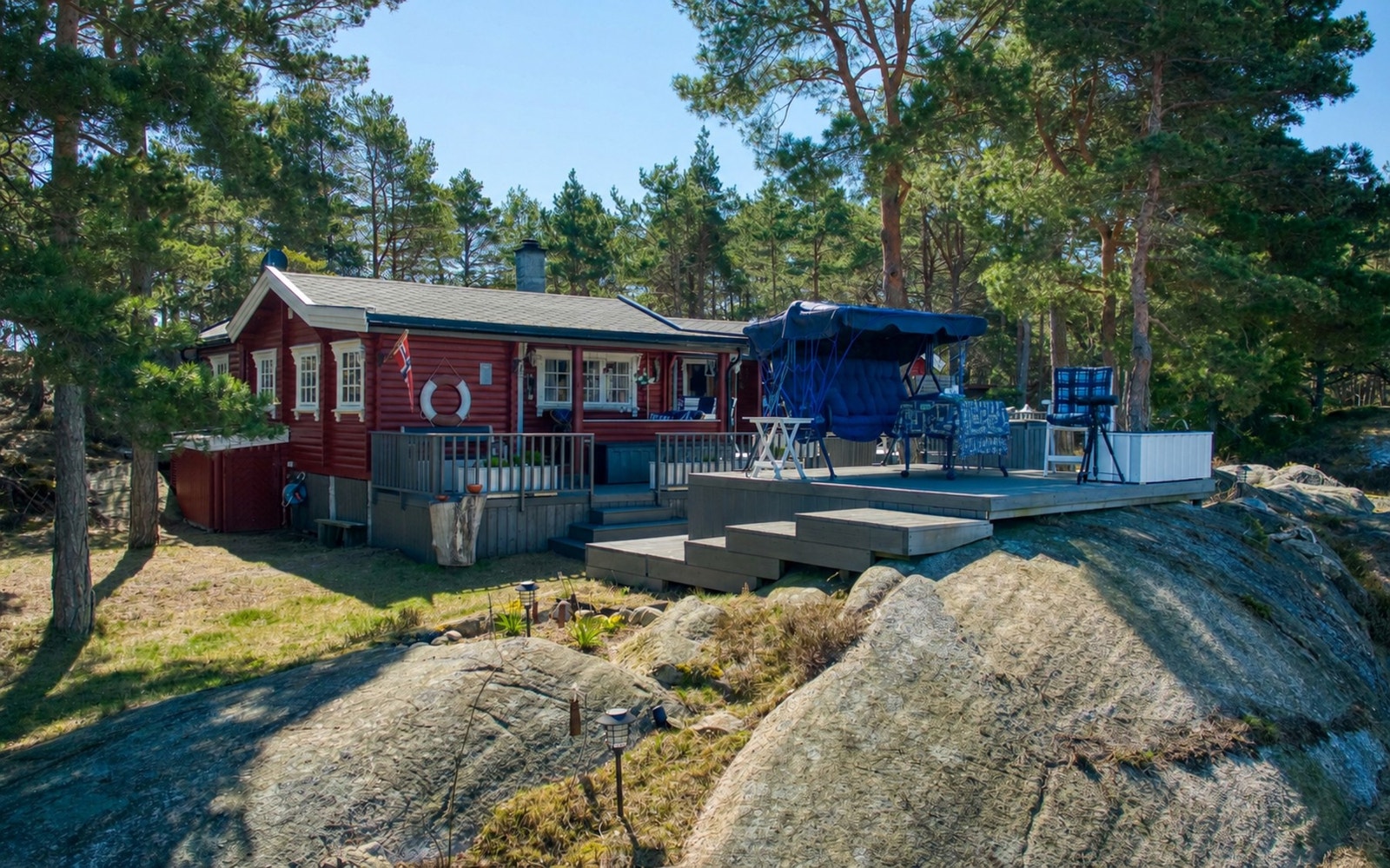 Hytten er tilrettelagt for besøk fra familie og venner, også når det gjelder hyggelige uteplasser. Galleribilde