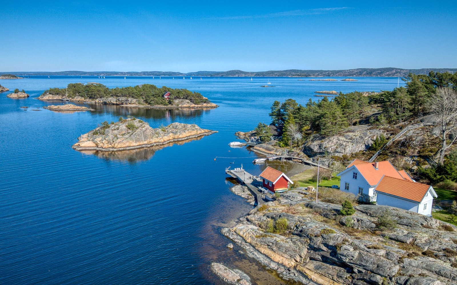Nærområdet inviterer til båtliv, bading, fiske, padling og flotte turer gjennom hele året. Galleribilde